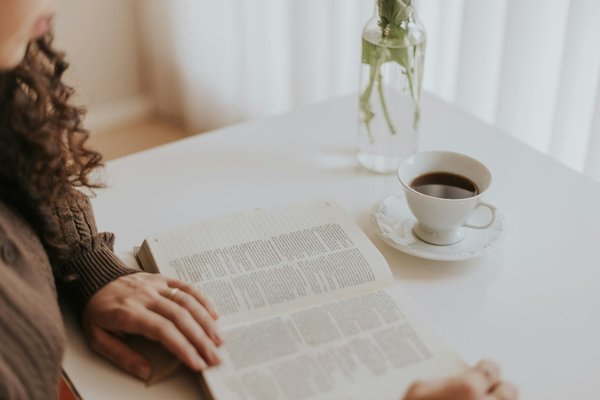 What Defines Modern British Women's Fashion Trends?